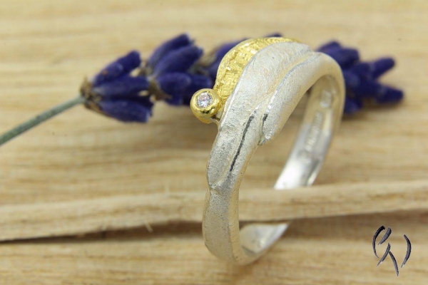 Schmaler Ring aus Silber mit Feingold und Brillant